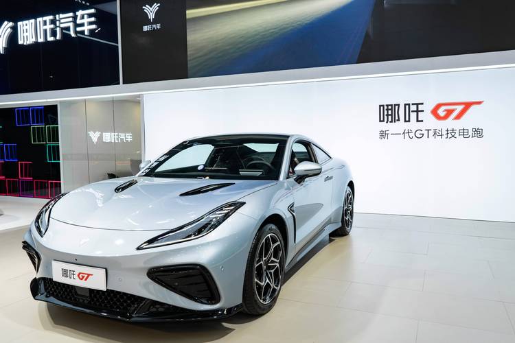 成都241哪吒汽车在智能汽车领域的表现，领途汽车在新能源汽车市场中的影响力